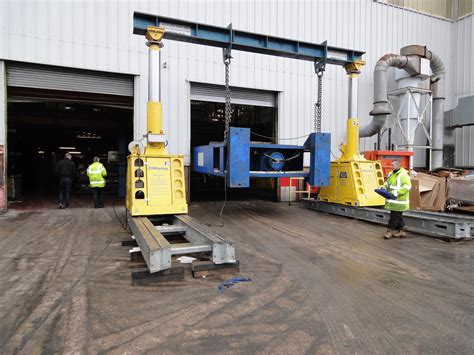 Hydraulic lifting gantry .